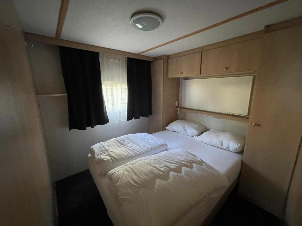 Chalet 'T Rijsterbos Op Camping Met Zwembad! Villa Exteriör bild